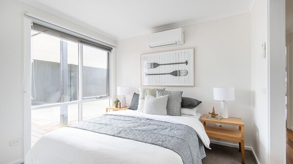 3 habitaciones, tabla de planchar con plancha y cuna de viaje 