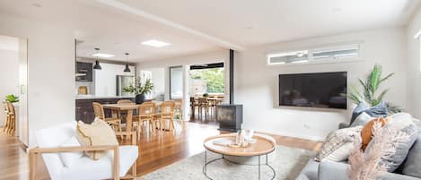 Smart TV, chimenea y oficina