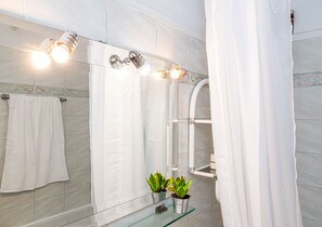 Ensemble douche/baignoire, sèche-cheveux, serviettes fournies, savon
