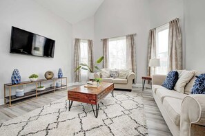 TV, fireplace, offices - Cozy and Elegant 4 BR Home Perfect for Getaways (Indianapolis)