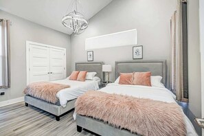 4 bedrooms, travel cot, WiFi, bed sheets - Cozy and Elegant 4 BR Home Perfect for Getaways (Indianapolis)