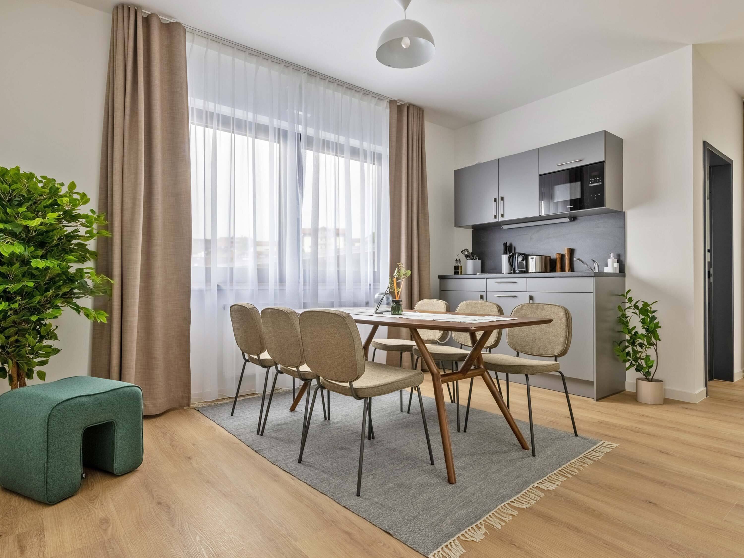 Two-Bedroom Suite Comfort with terrace | 거실 공간 | 위성 채널 시청이 가능한 40인치 LCD TV, TV