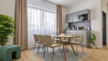 Two-Bedroom Suite Comfort with terrace | Wohnbereich | 40-Zoll-LCD-Fernseher mit Satellitenempfang, Fernseher