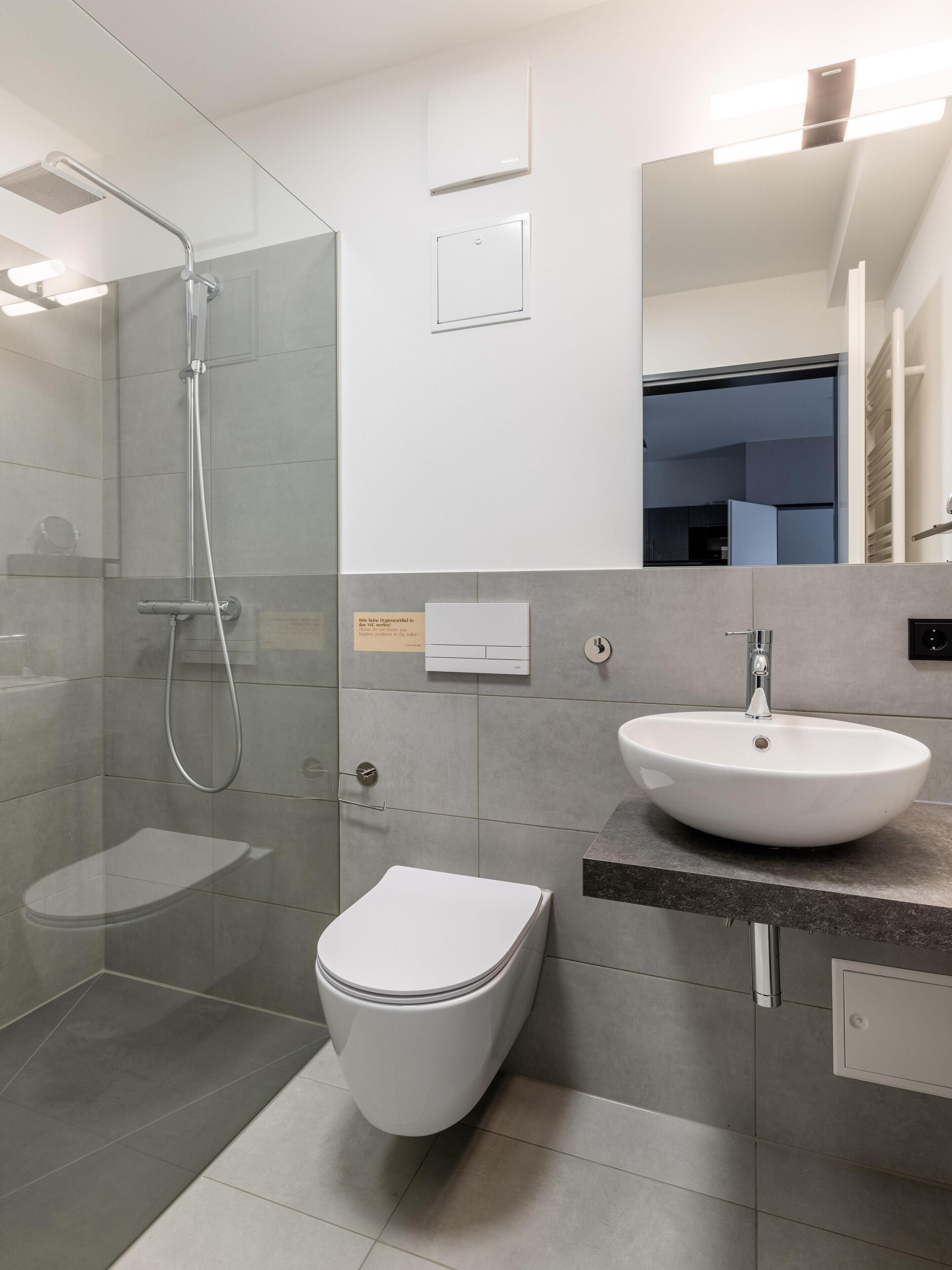 Two-Bedroom Suite with Terrace | Kamar mandi | Shower dan handuk