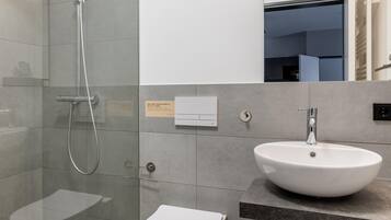 Two-Bedroom Suite with Terrace | Kamar mandi | Shower dan handuk