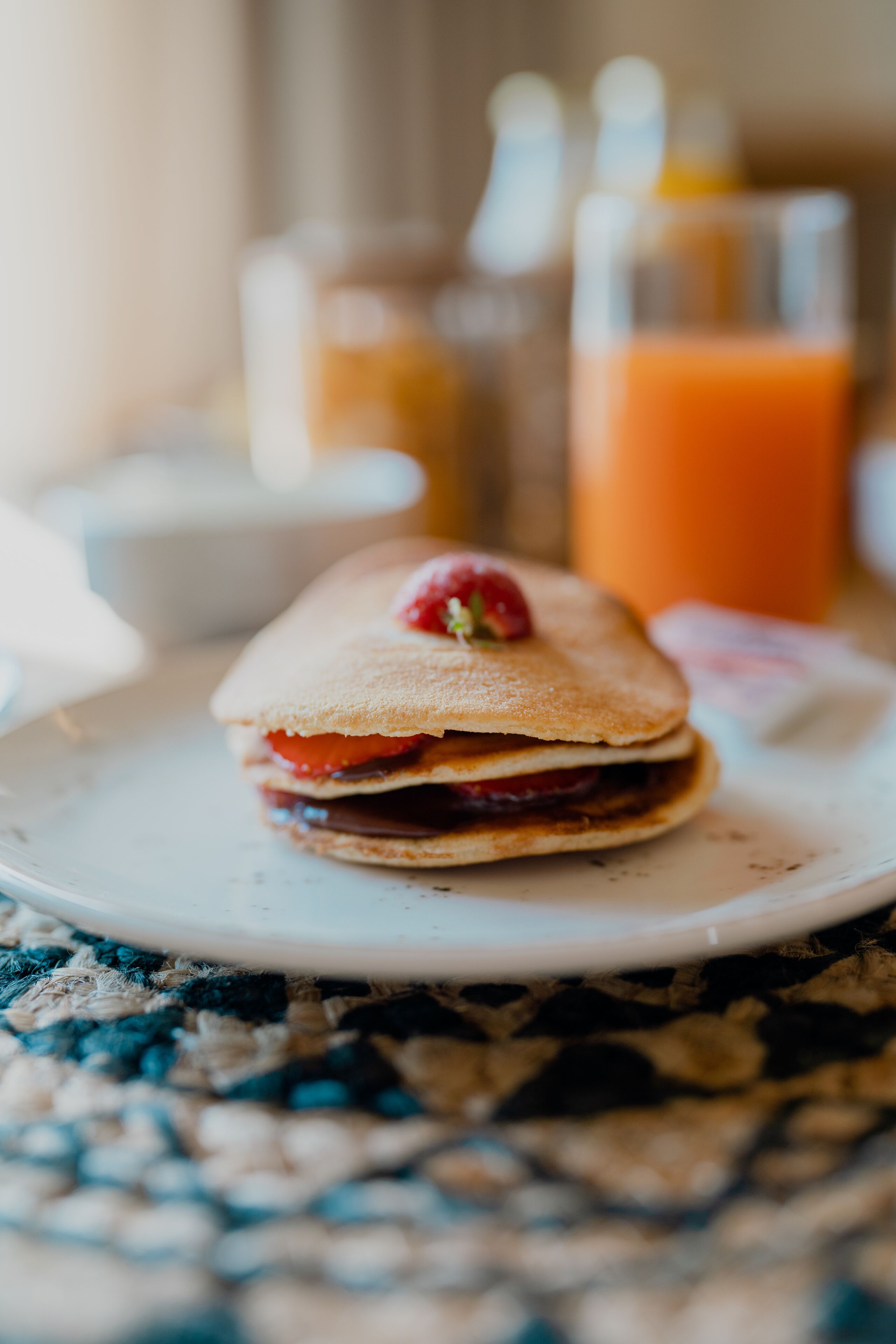 Un piatto con un panino su un tavolo.