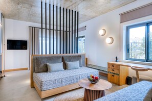 Deluxe Suite Garden view | 1 bedroom, hypo-allergenic bedding, in-room safe, individually decorated - Capital Luxury Suites (Nafplio)