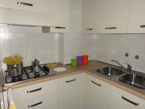 Køleskab, mikrobølgeovn, kogeplade, køkkentøj/tallerkener/redskaber