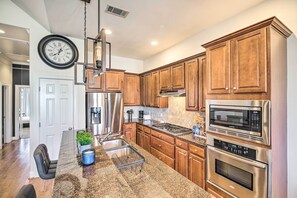 Fridge, microwave, stovetop, dishwasher - Pet-Friendly Houston Home - 3 Mi to NRG Stadium! (Houston)