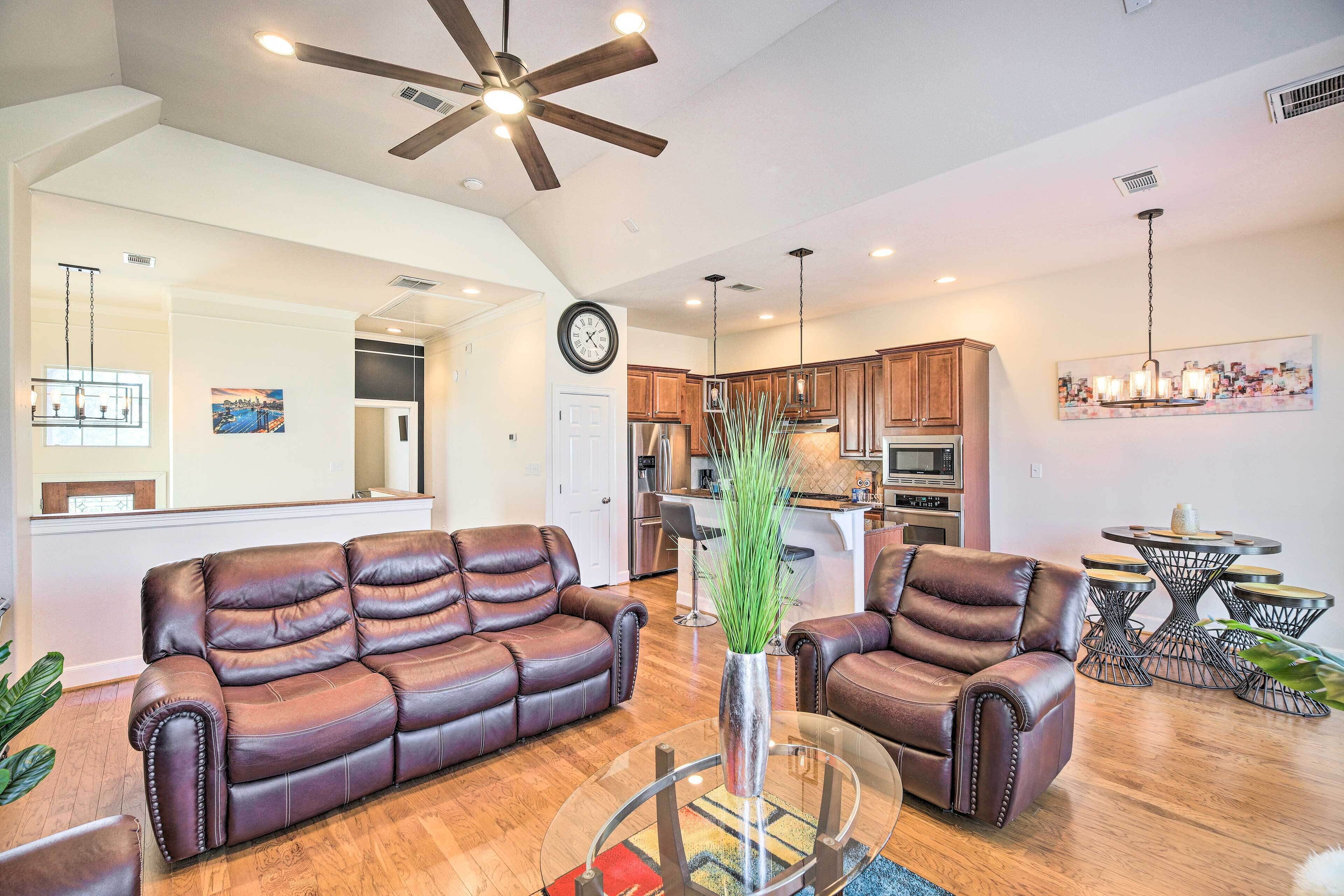 Pet-Friendly Houston Home - 3 Mi to NRG Stadium!