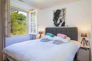 Economy appartement | Woonruimte | Een 52-cm flatscreentelevisie met kabelzenders, een televisie en Netflix