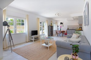 Exclusive Studio Suite | Living area | 52-cm flat-screen TV with cable channels, TV, Netflix - La Connéxion, station réservée aux hommes gays (Peymeinade)