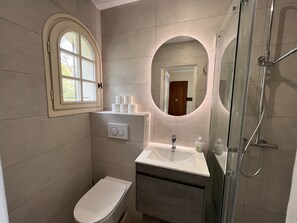 Studio | Bathroom | Free toiletries, hair dryer, towels - La Connéxion, station réservée aux hommes gays (Peymeinade)