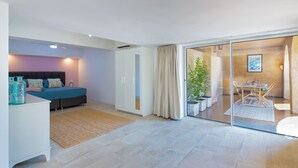 Een moderne slaapkamer met een bed, nachtkastje en een groot raam.