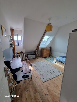 3 bedrooms, desk, iron/ironing board, WiFi