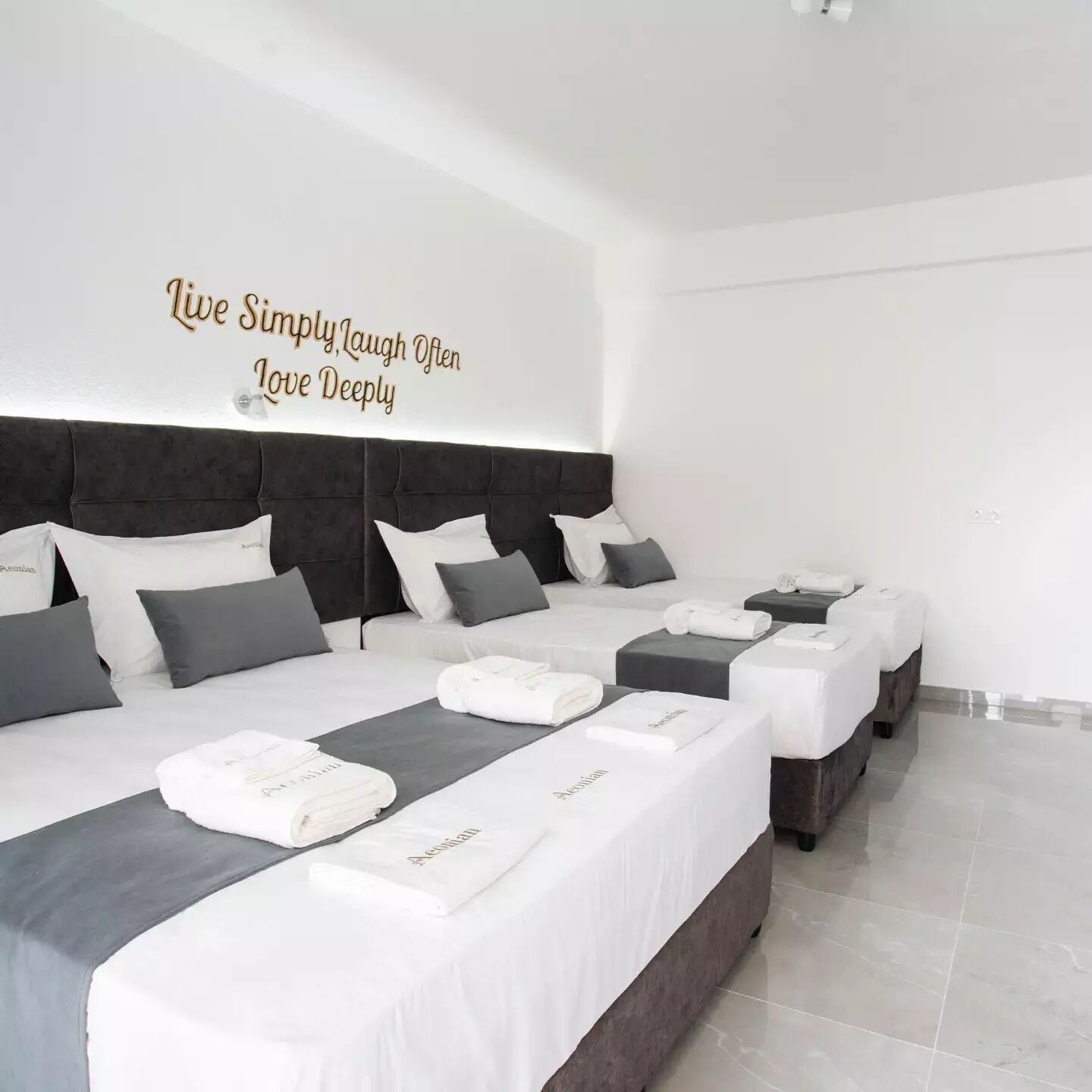 Luxury-Vierbettzimmer | Allergikerbettwaren, Betten mit Memory-Foam-Matratzen, Zimmersafe