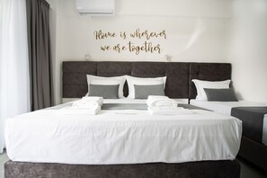 Hypo-allergenic bedding, memory-foam beds, in-room safe - Aeonian Luxury Suites Asprovalta (Volvi)