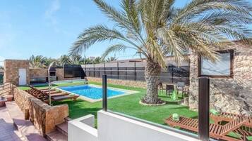 Een buitenzwembad, een verwarmd zwembad