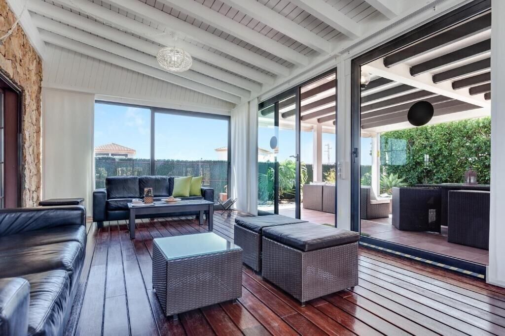 Televisie, een dvd-speler, boeken en een stereo