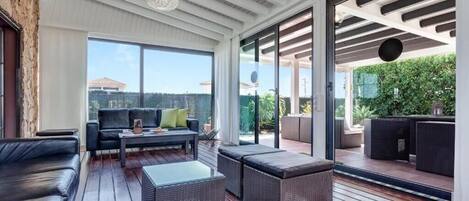 Fernseher, DVD-Player, Bücher, Stereoanlage