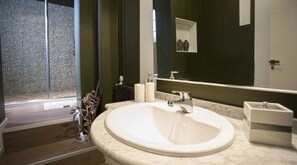 Dusche, Haartrockner, Bidet, Handtücher