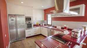 冷蔵庫、電子レンジ、オーブン、コンロ