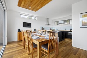 Dining - Sunset on Moonah, Fingal - Set on picturesque Moonah Links estate with stunning views to Arthur's Seat (Fingal)