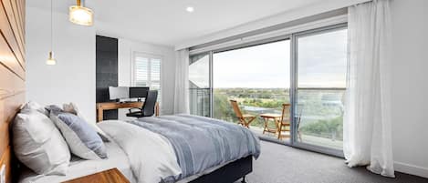 4 bedrooms, iron/ironing board, Internet, bed sheets