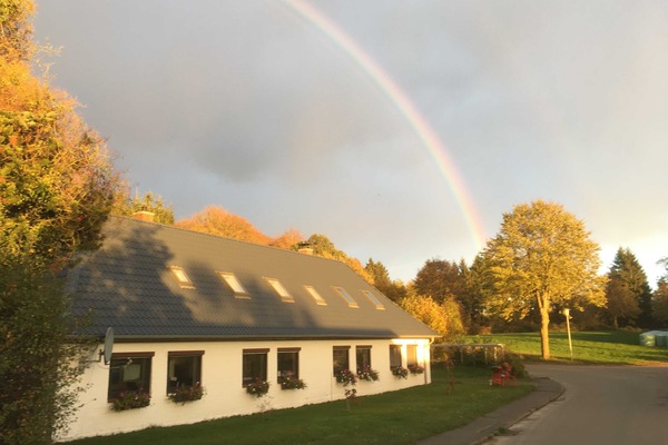 Vorderansicht des Hauses, die Ferienwohnung befindet sich in der rechten Haushälfte.