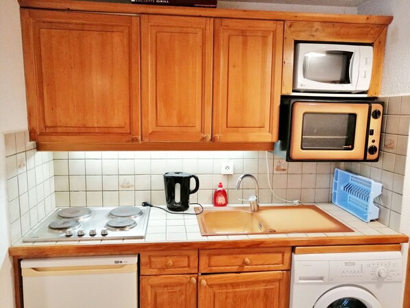 Frigorífico, microondas, horno y cafetera o tetera
