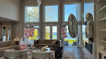 Villa presidencial, 6 habitaciones, alberca privada, junto al lago | Área de sala de estar | Televisión de pantalla plana, Netflix, Hulu y servicios de streaming