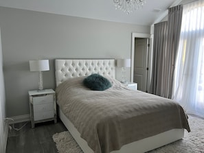 6 chambres, décoration personnalisée, ameublement personnalisé, bureau
