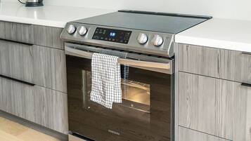 Villa presidencial, 6 habitaciones, alberca privada, junto al lago | Cocina privada | Refrigerador con congelador, microondas, horno y parrilla de estufa