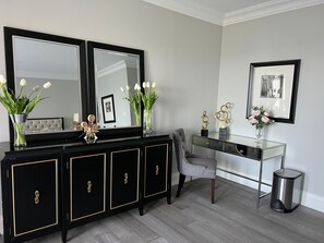 Villa présidentielle, 6 chambres, piscine privée, au bord du lac | 6 chambres, décor unique, ameublement unique, bureau