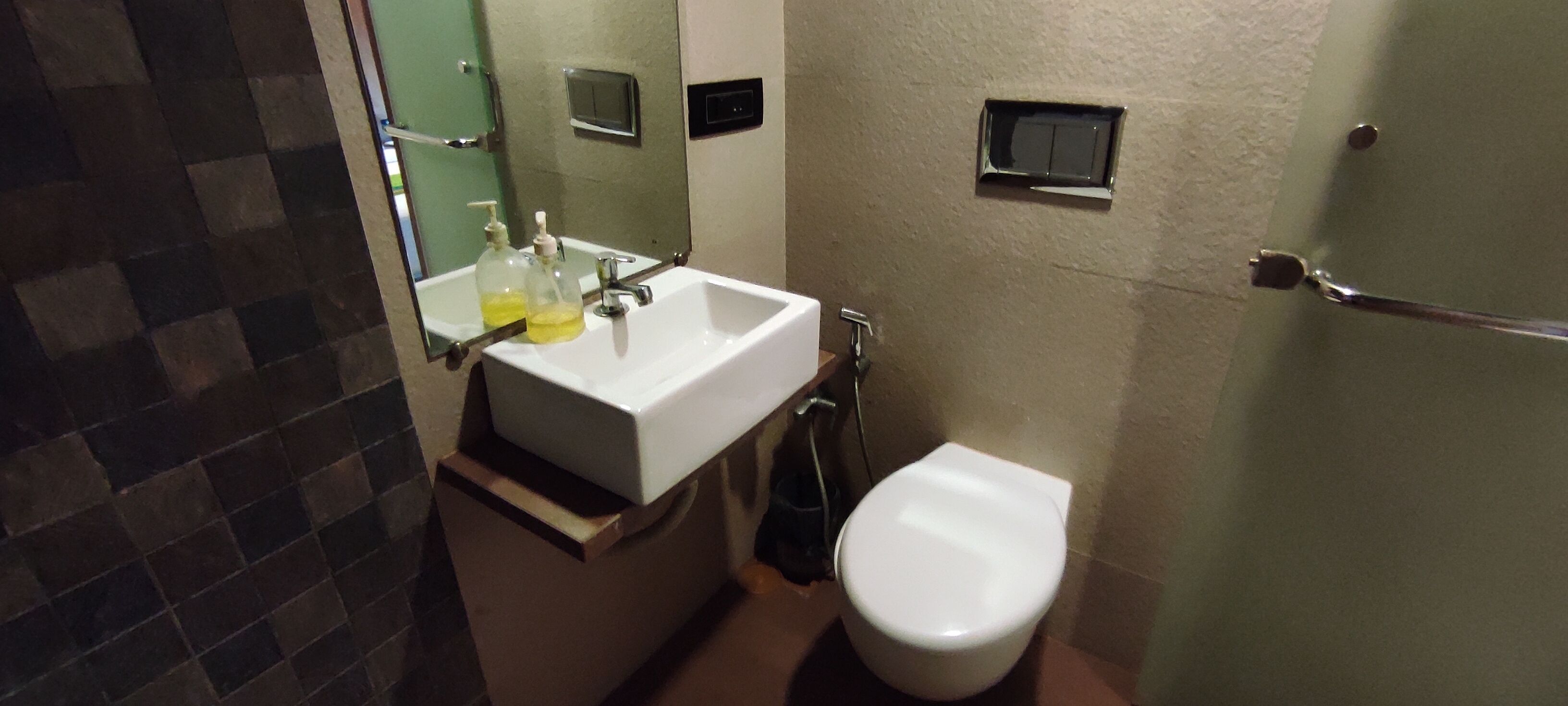 Douche, articles de toilette gratuits, serviettes fournies