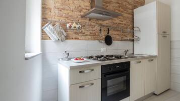 Réfrigérateur, four, plaque de cuisson, bouilloire électrique