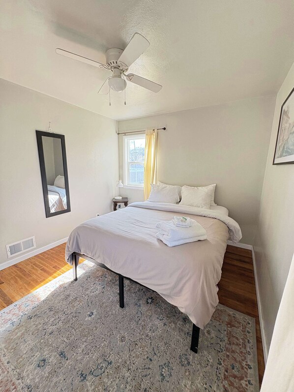 2 bedrooms, WiFi, bed sheets - Historic 2 bedroom home in Old Town-main floor (Pocatello)