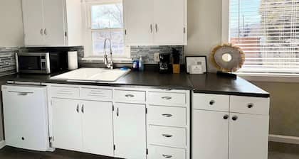Historic 2 bedroom home in Old Town-main floor
