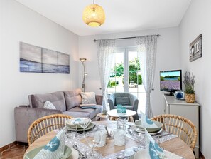 Tv, ett bordtennisbord, böcker och en stereo
