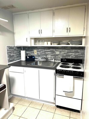 Réfrigérateur, four à micro-ondes, un four, surface de cuisson