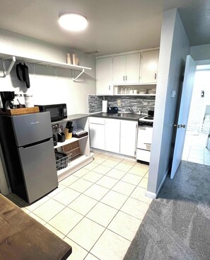 ثلاجة، ميكروويف، فرن، موقد طهي مسطح