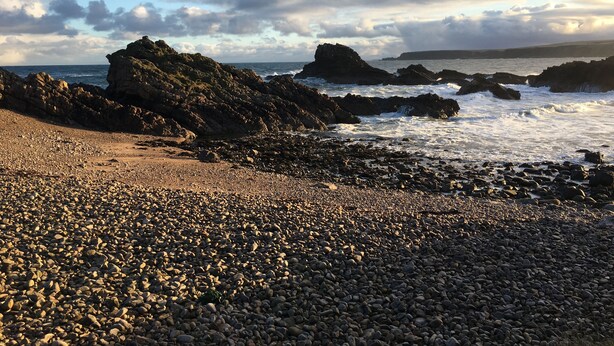 A rocky beach with large boulders and waves crashing against them. - Zen Cottage, Cullen - Sleeps 4, Garden & Pets Ok (Buckie)