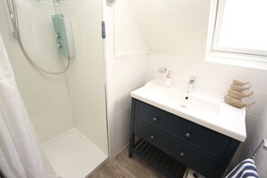 Bathroom - Zen Cottage, Cullen - Sleeps 4, Garden & Pets Ok (Buckie)