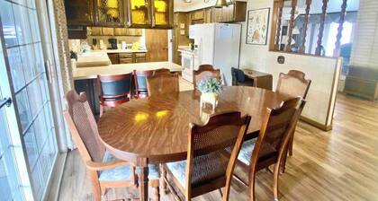 Roomy Midtown Home-Large and Central to Everything