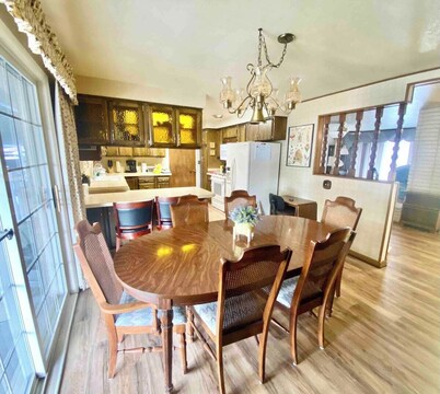 Roomy Midtown Home-Large and Central to Everything