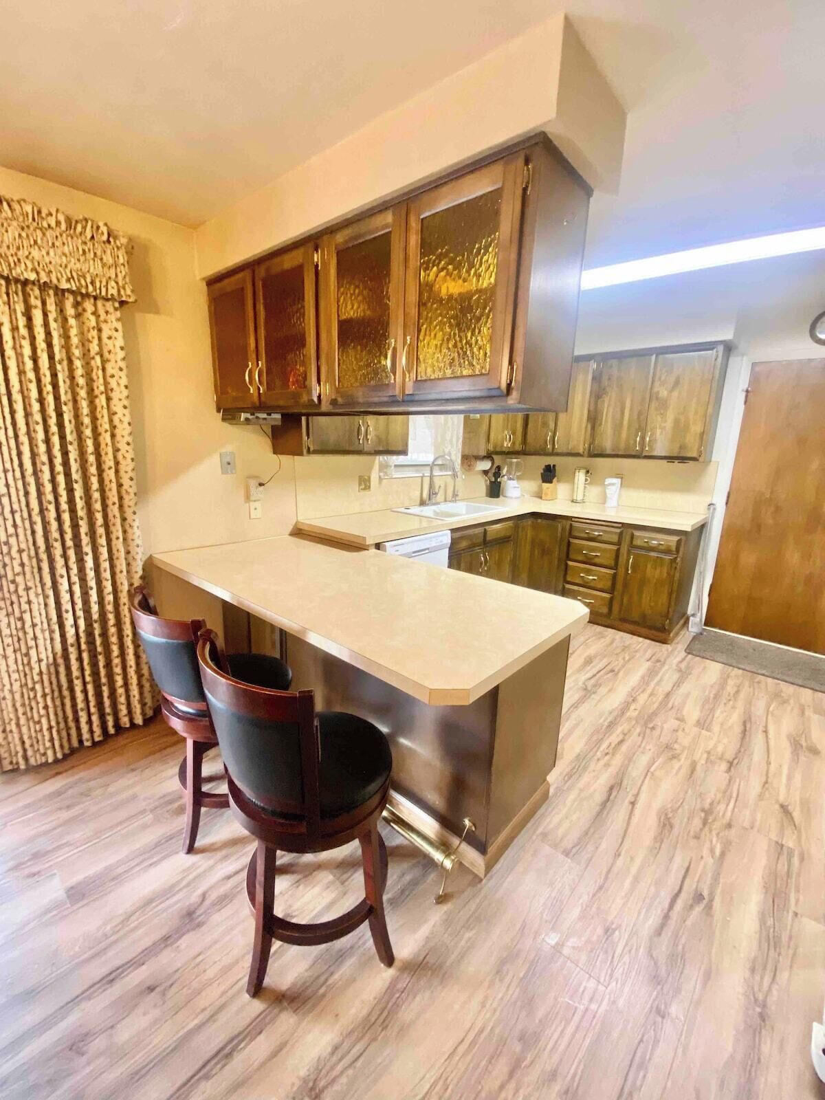 Refrigerador, cafetera y tetera, periquera y utensilios de cocina 