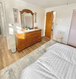 5 bedrooms, travel crib, WiFi, bed sheets