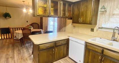 Roomy Midtown Home-Large and Central to Everything