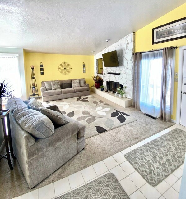 TV - Unique Home Near Temple and Parks, great for families! (Pocatello)