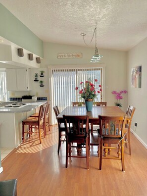 Dining - Unique Home Near Temple and Parks, great for families! (Pocatello)